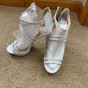 🔥🔥NIB patent white heels🔥🔥